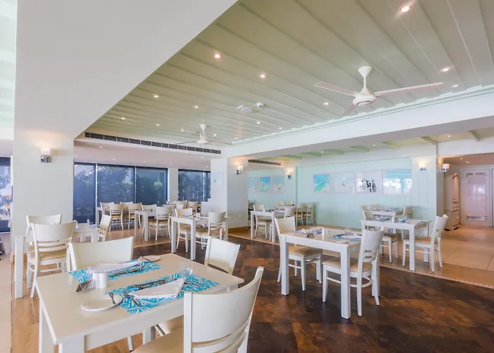 منتجع شاطئ غولدن باي