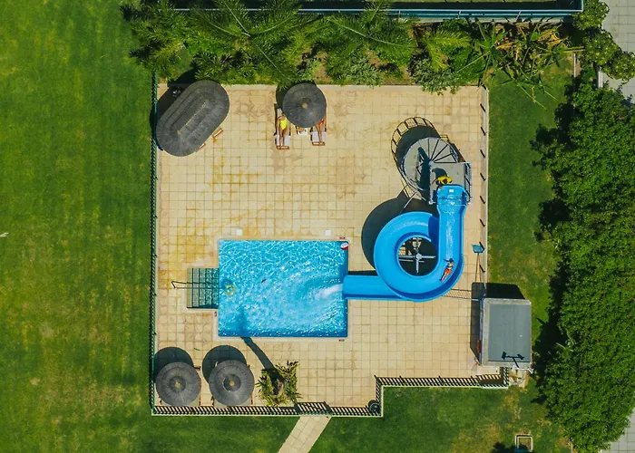 شاطئ غولدن باي منتجع لارنكا