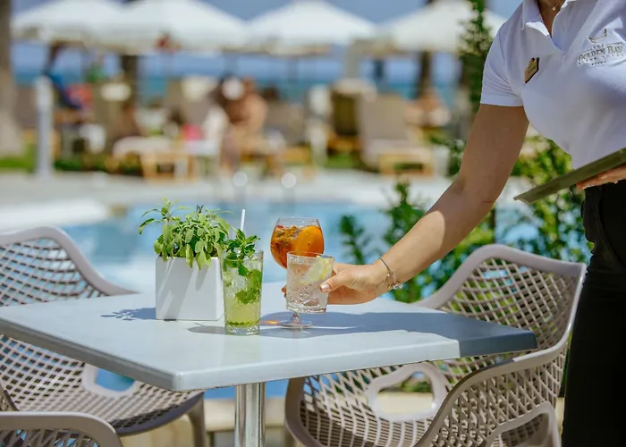 شاطئ غولدن باي منتجع