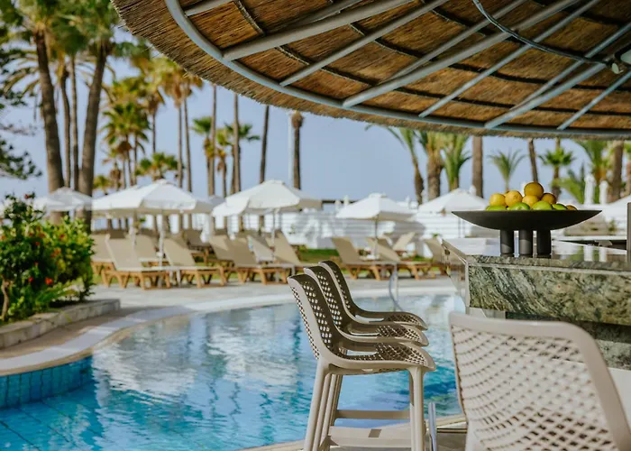 منتجع شاطئ غولدن باي