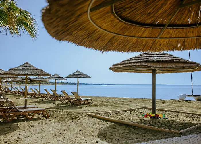 شاطئ غولدن باي لارنكا