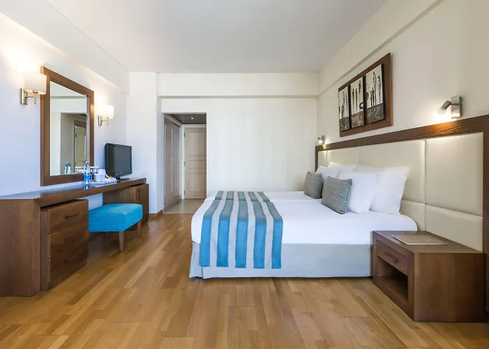 Golden Bay 5* Larnaca