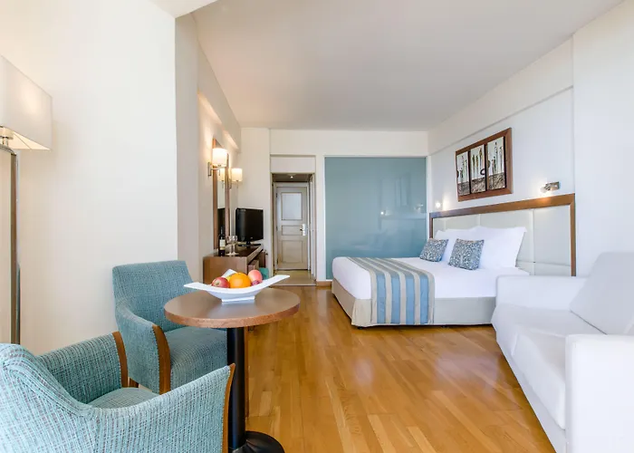 شاطئ غولدن باي