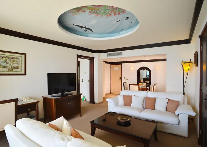 منتجع شاطئ غولدن باي