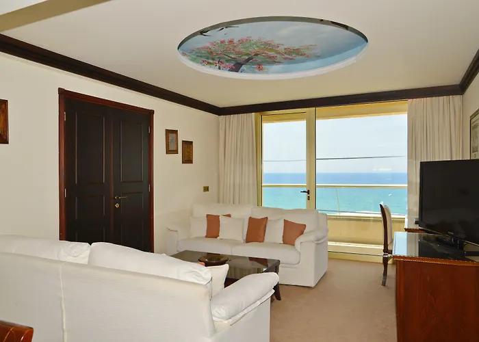 شاطئ غولدن باي لارنكا