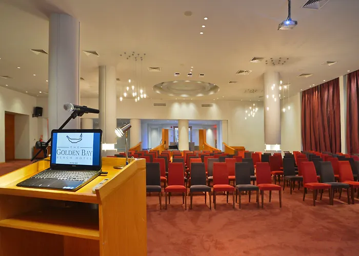 شاطئ غولدن باي منتجع