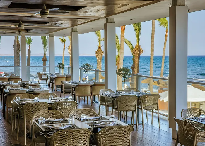 شاطئ غولدن باي