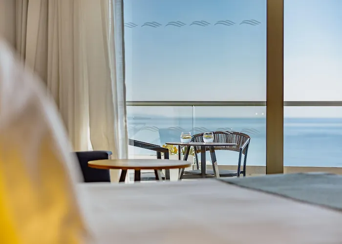 شاطئ غولدن باي