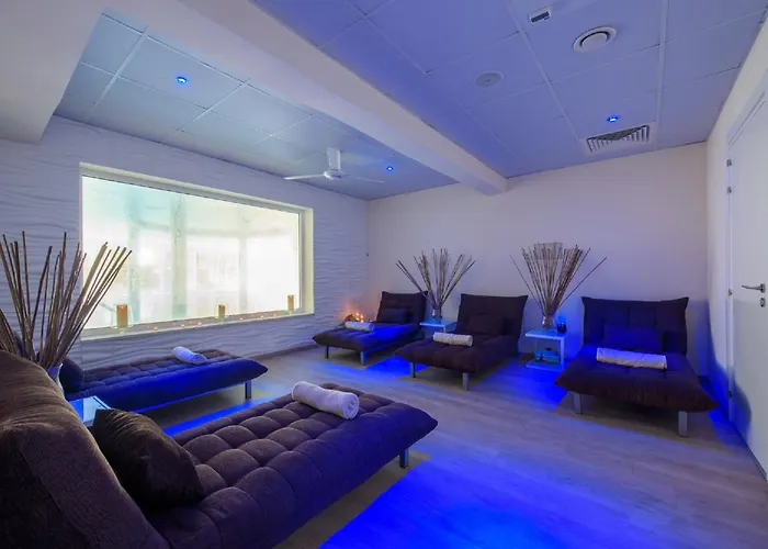 شاطئ غولدن باي لارنكا