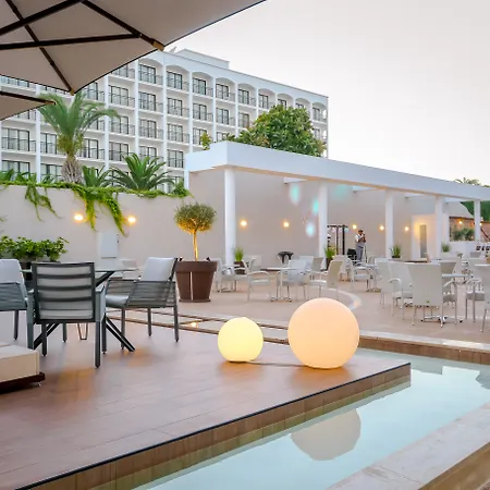 ゴールデン ベイ ビーチ リゾート ラルナカ