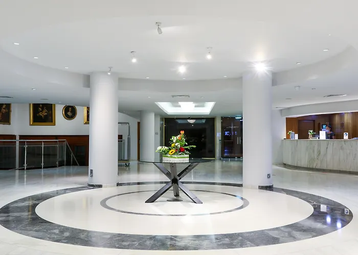 ゴールデン ベイ ビーチ ラルナカ