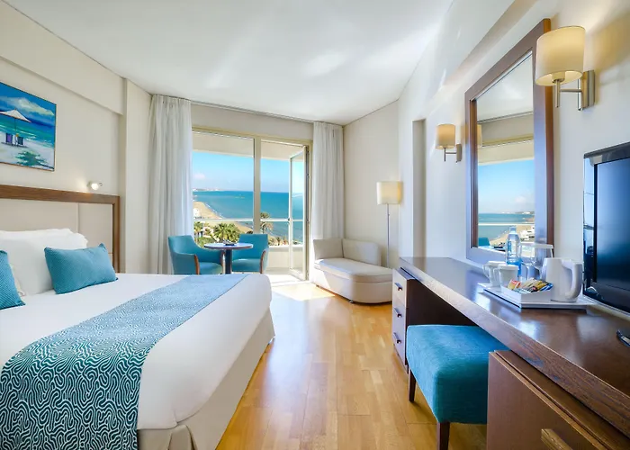 ゴールデン ベイ ビーチ